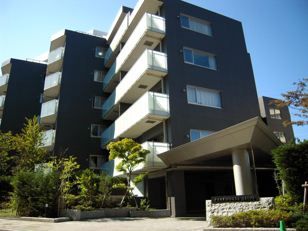 Local appearance photo. Grand entrance provided with a porte-cochere.