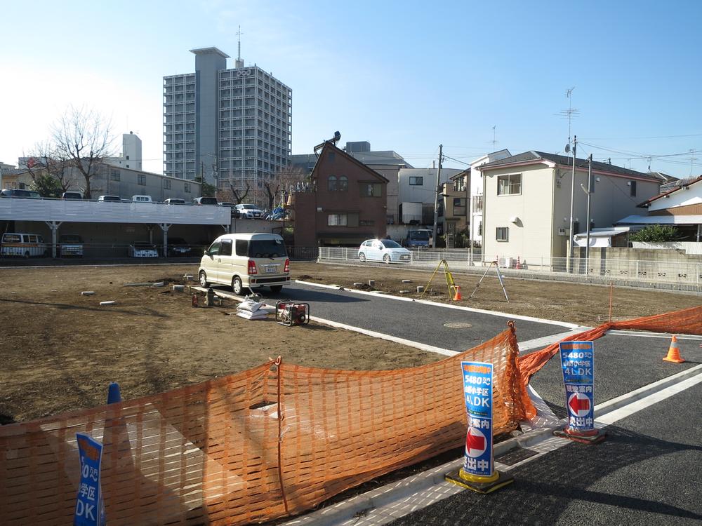 Local photos, including front road. Construction is the completion of construction. It can soon refreshing development road site (January 2014) Shooting
