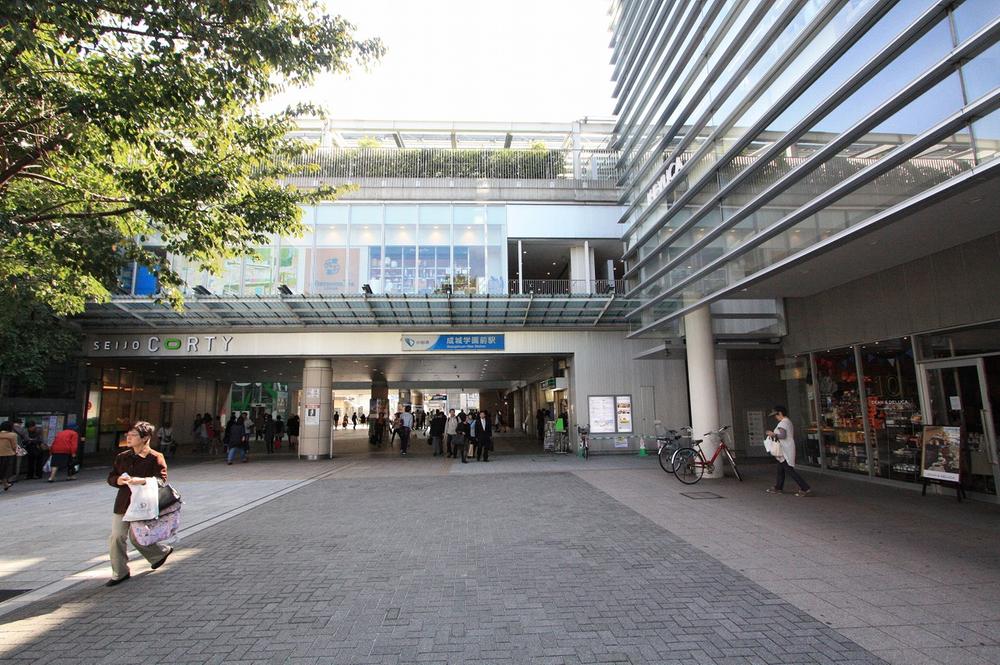 station. Seijo Gakuenmae 720m to the Train Station