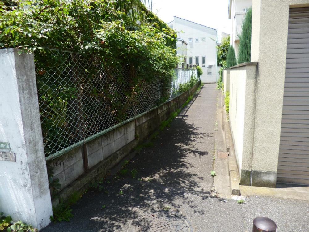 Other local. Local (July 2013) Shooting Northeast ・ Northwest side there is a feeling of opening is surrounded by a passage (waterway). ※ Building Demolition is the front of the image.