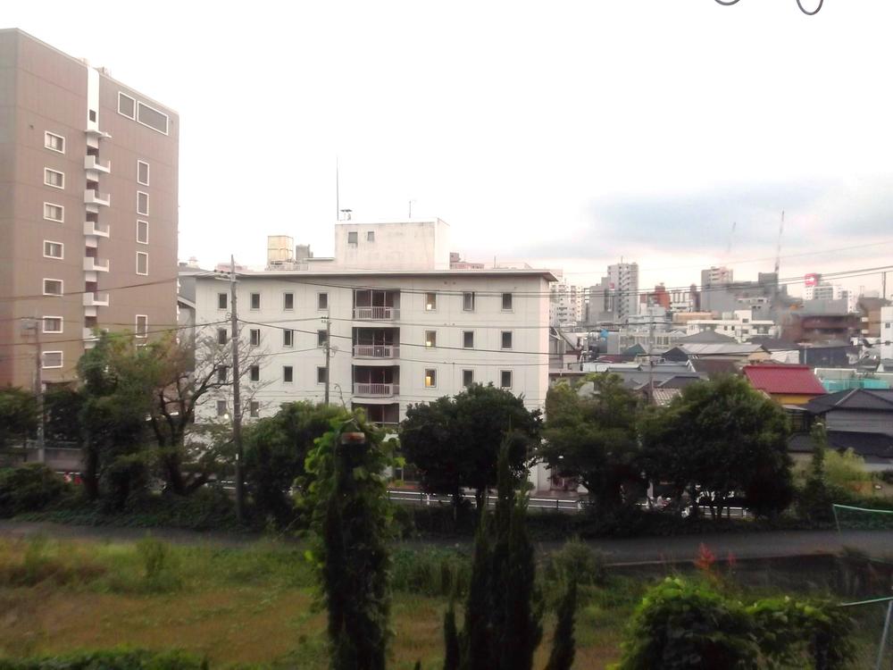 View photos from the dwelling unit. View (12 May 2013) Shooting