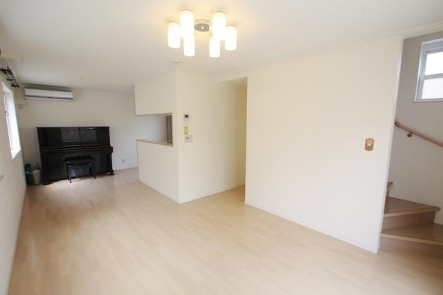 Living. Very windows many bright 2F ・ LDK