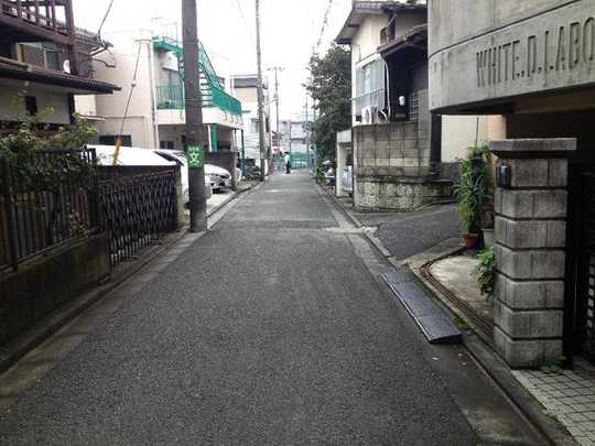 Local land photo. Article, Front road is a picture. 