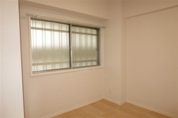 Non-living room. Entrance next to ・ 4.2 Pledge of Western-style