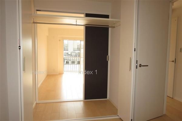 Receipt. Storage is possible out from both Western-style