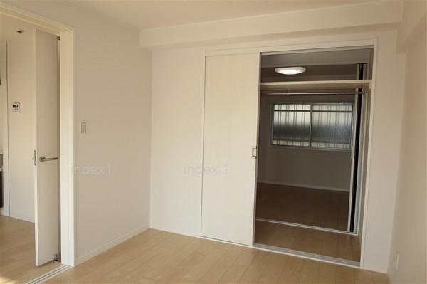 Receipt. The room clean, double closet