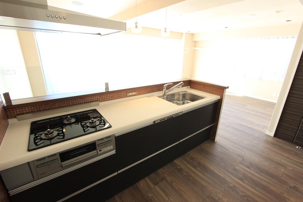 Kitchen. Bright face-to-face kitchen