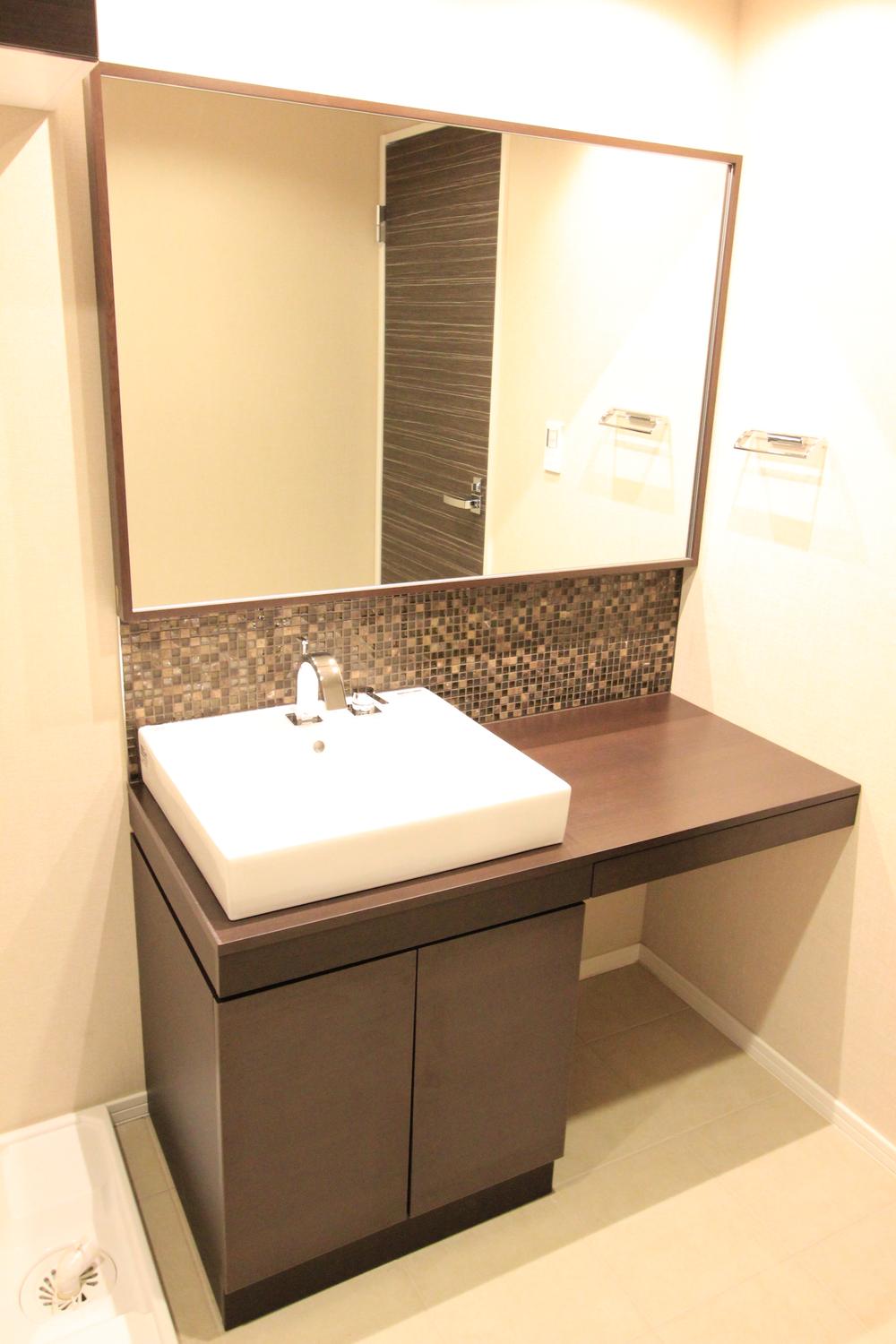 Wash basin, toilet. Stylish wash basin