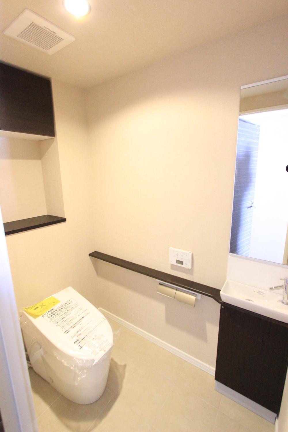 Toilet. Spacious toilet