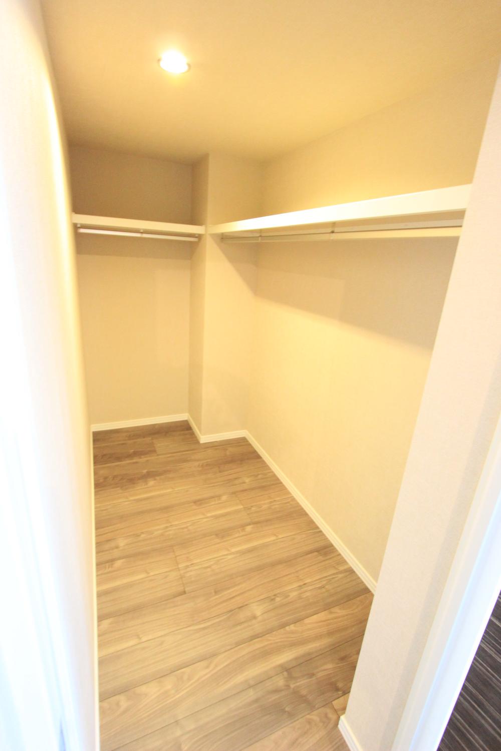 Receipt. North Western-style (8.2J) walk-in closet