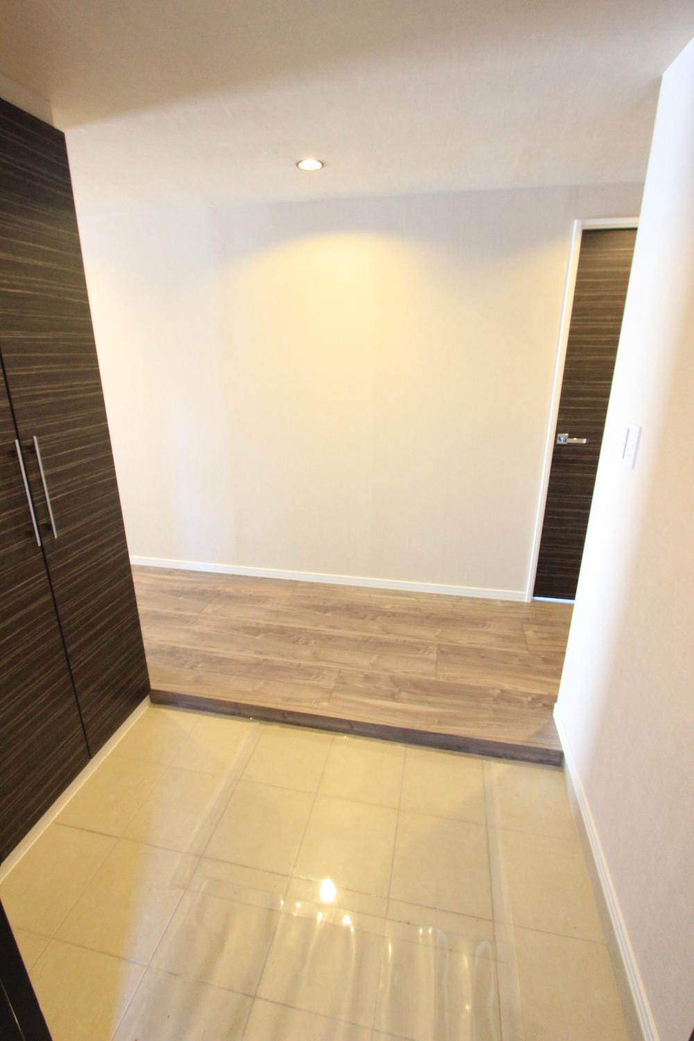 Entrance. Loose, Plenty of storage