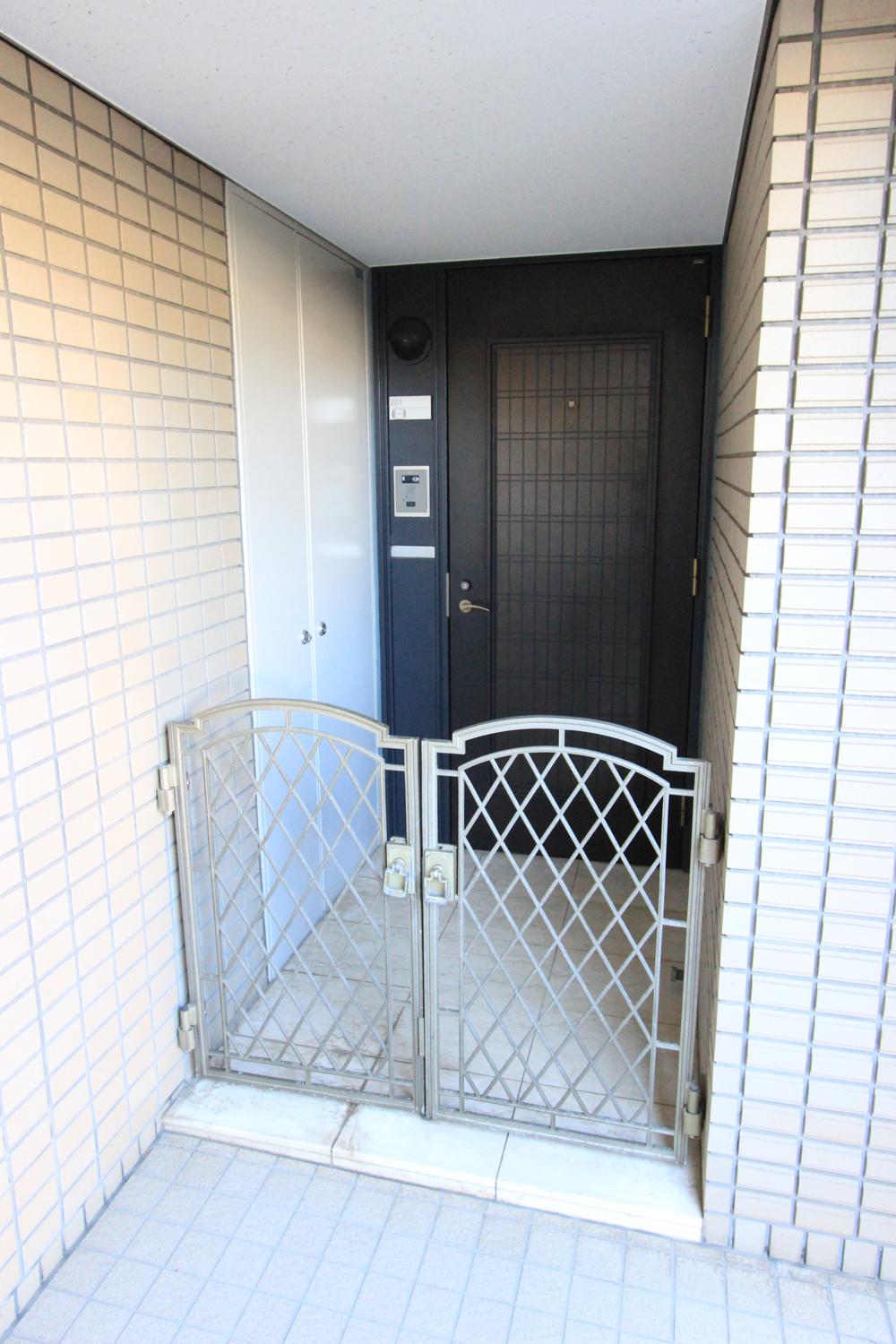 Entrance. Entrance ・ Gate