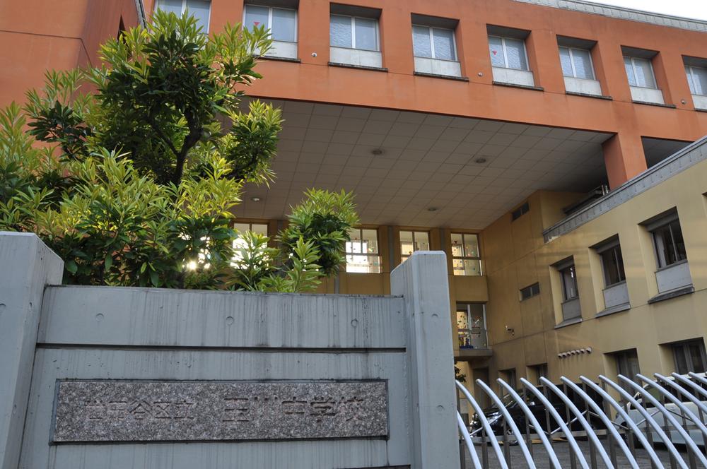 Junior high school. Tamagawa 300m until junior high school