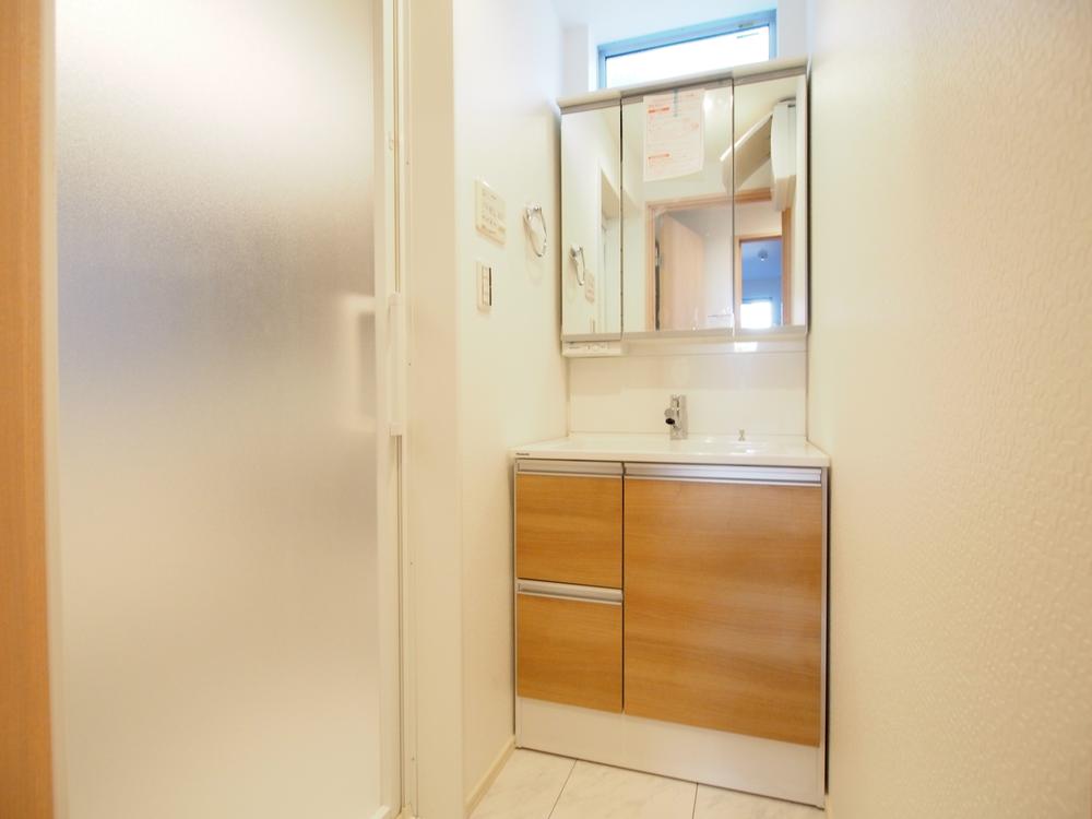 Wash basin, toilet. Indoor (12 May 2013) Shooting