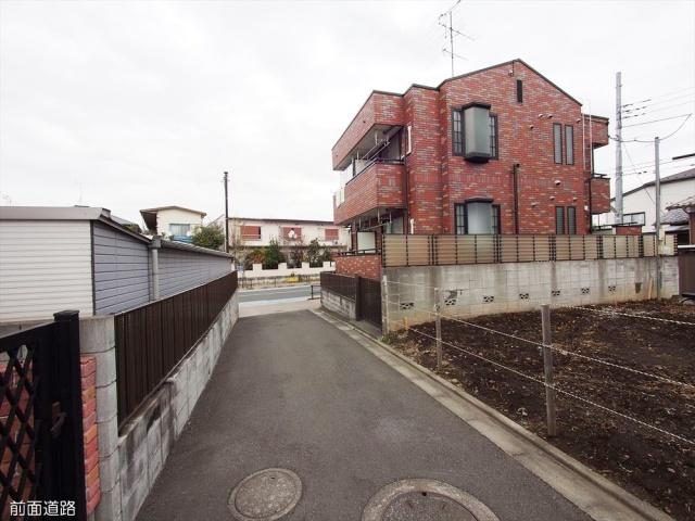 Local photos, including front road. Frontal road