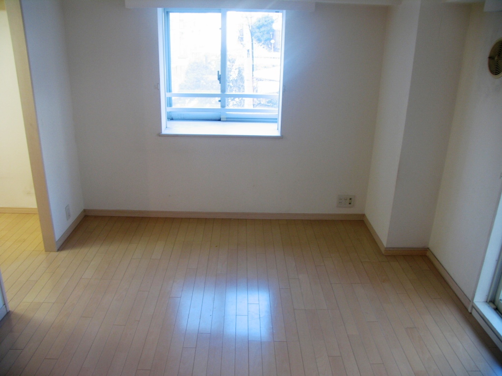 Living and room. ■ Spacious living room