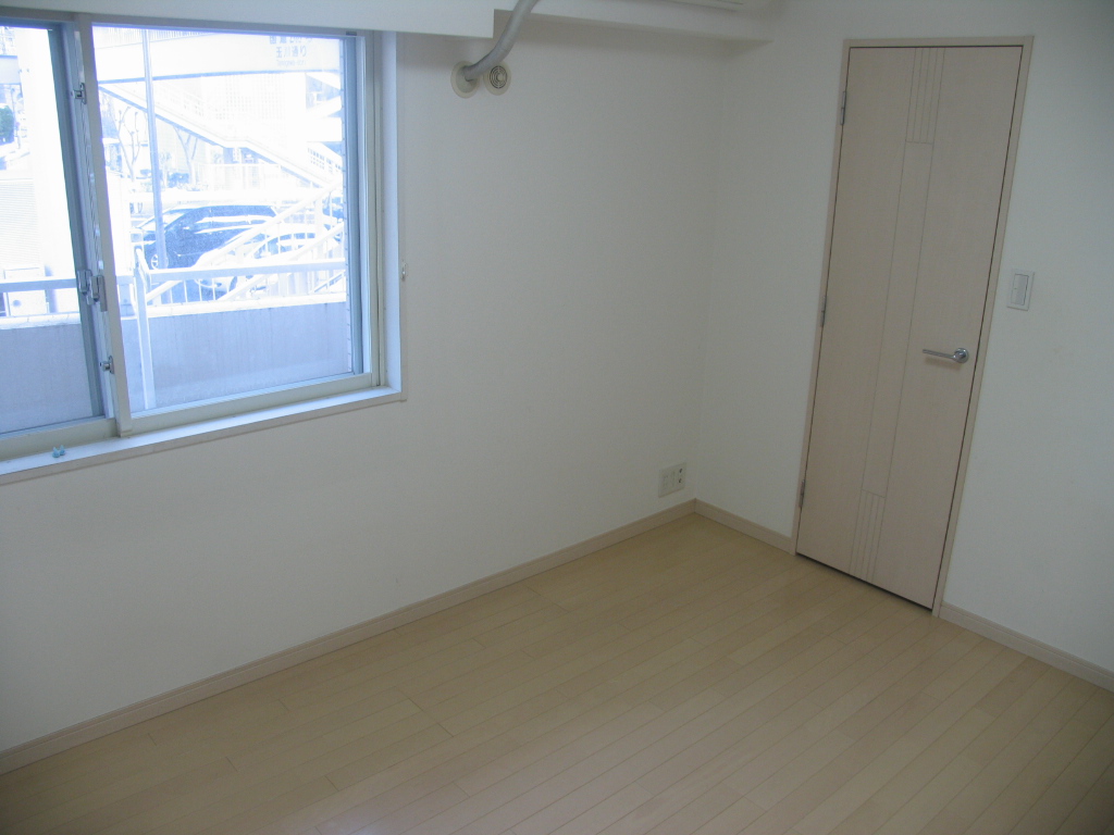 Other room space. ■ Bright Western-style