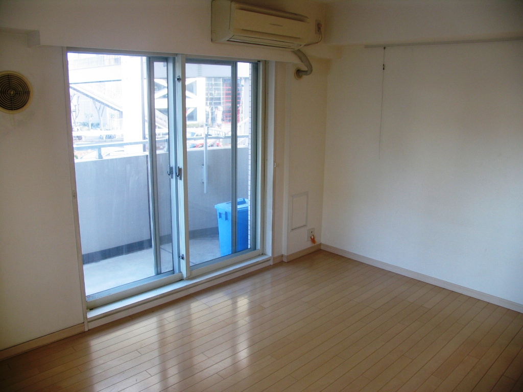 Living and room. ■ Spacious living room