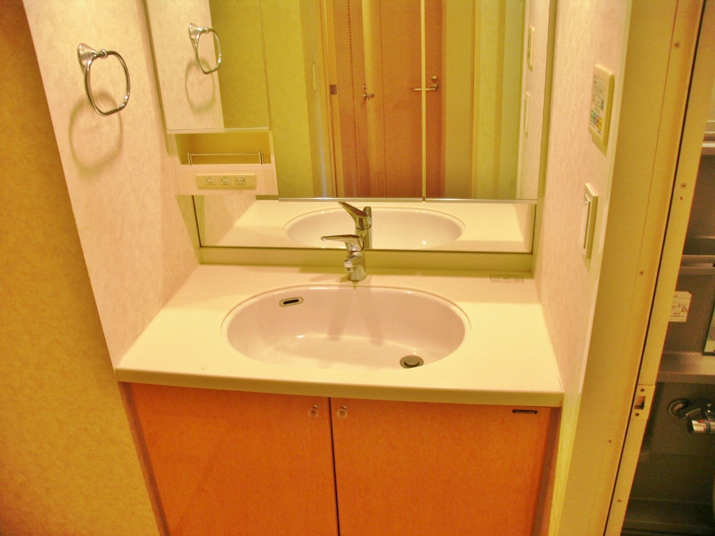 Washroom. ■ Stylish independent wash basin