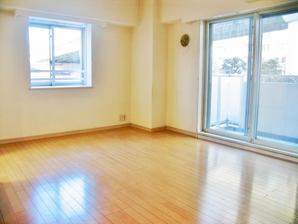 Living and room. ■ Bright living room because it is a corner room two-sided lighting