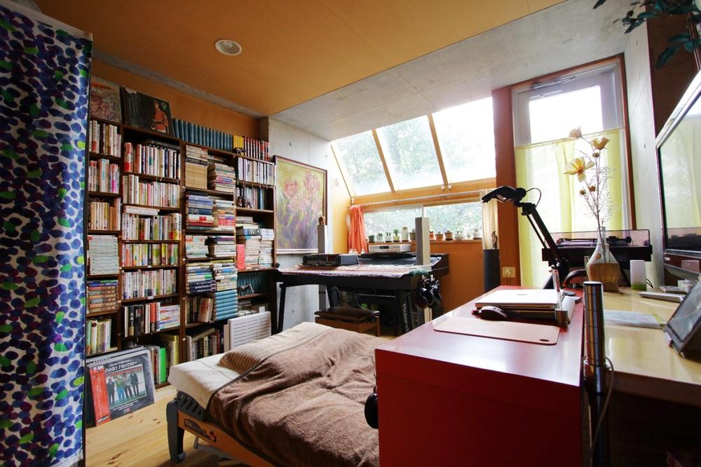 Non-living room. Master bedroom (October 2013 shooting)