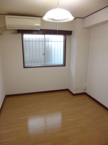 Other room space. North Western-style