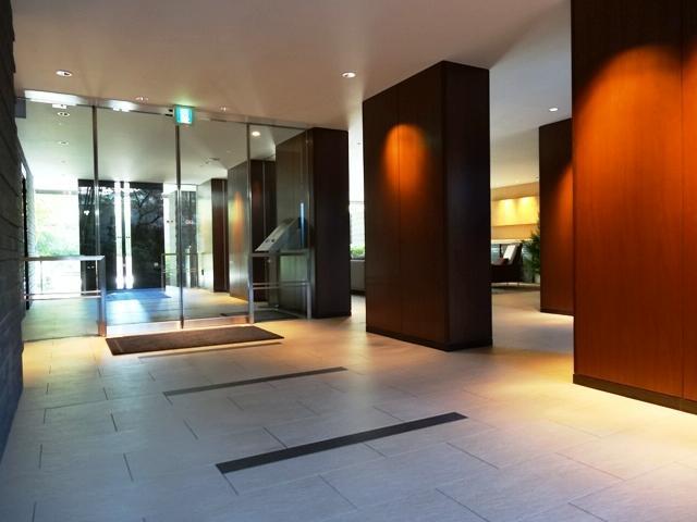 Entrance. Inside (noon)