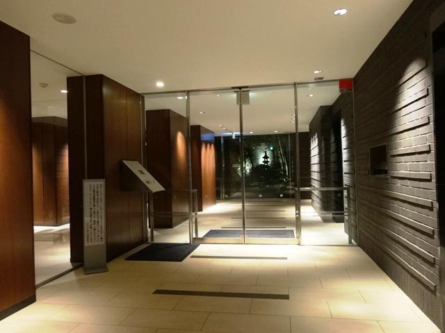 Entrance. Inside (night)