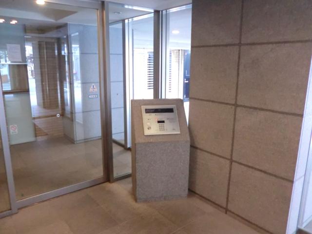 Entrance. Common areas