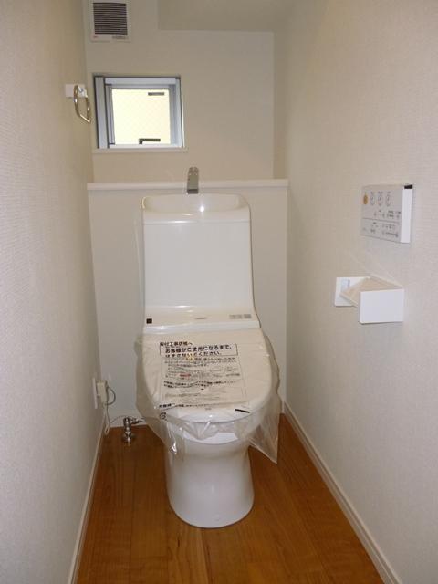 Toilet. Indoor (12 May 2013) Shooting