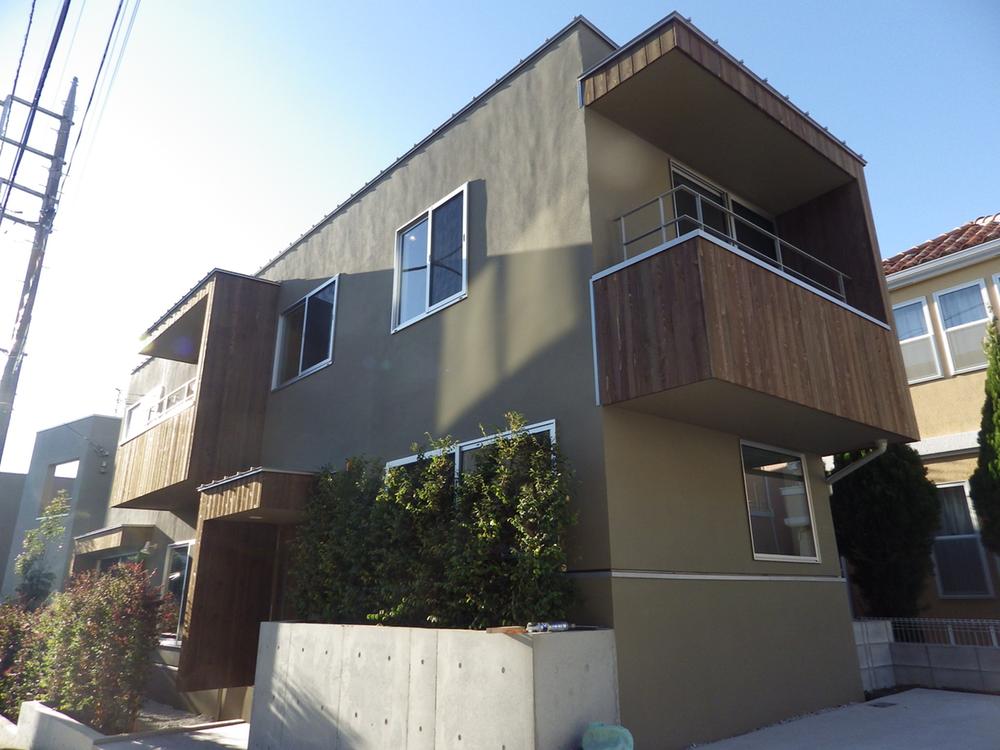 Spacious frontage that is impressive designer house