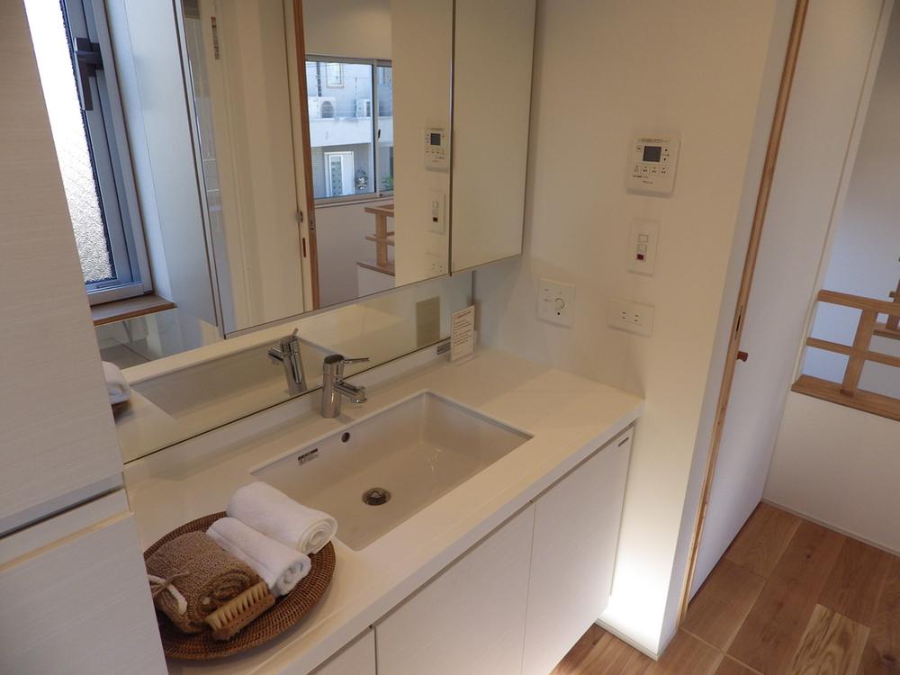 Wash basin, toilet. There is a storage capacity, It becomes easy-to-use basin