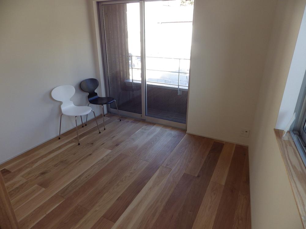 Non-living room. Room bathed in many light