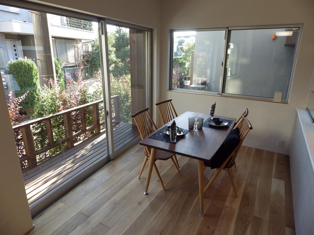Living. Guests can dine while watching the outside of scenery
