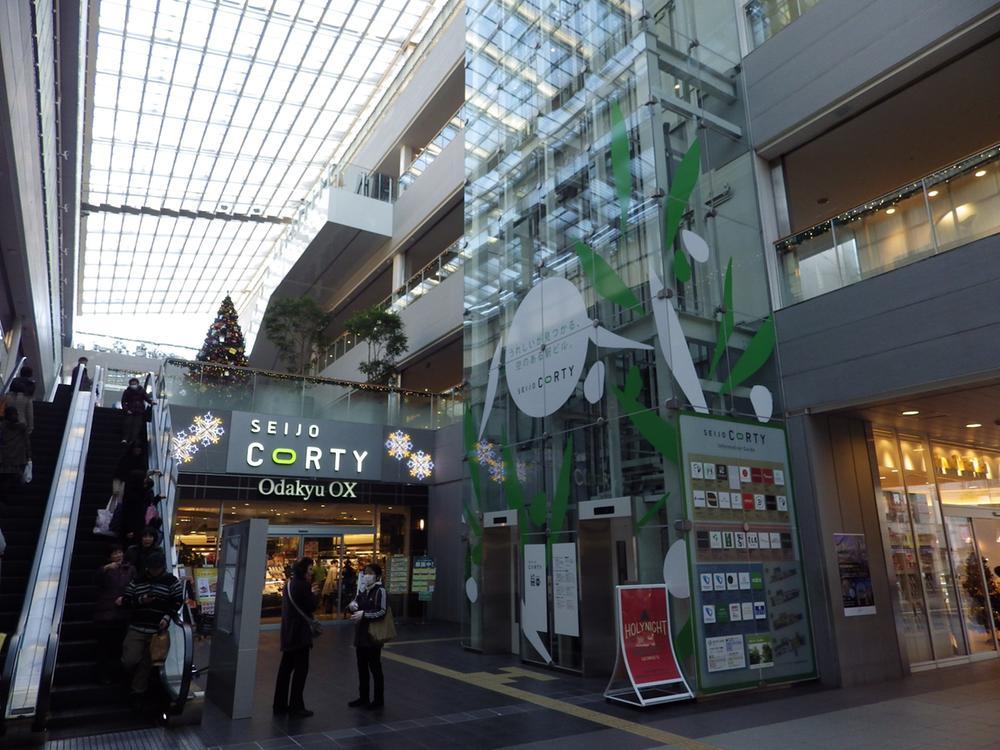 Streets around. Seijogakuen was directly connected to the station [Shopping mall CORTY] 