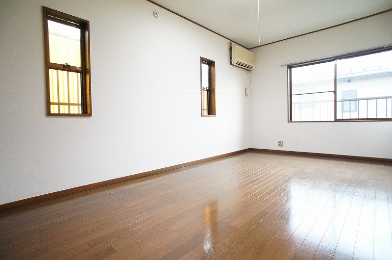 Living and room. Bright two-sided lighting! !