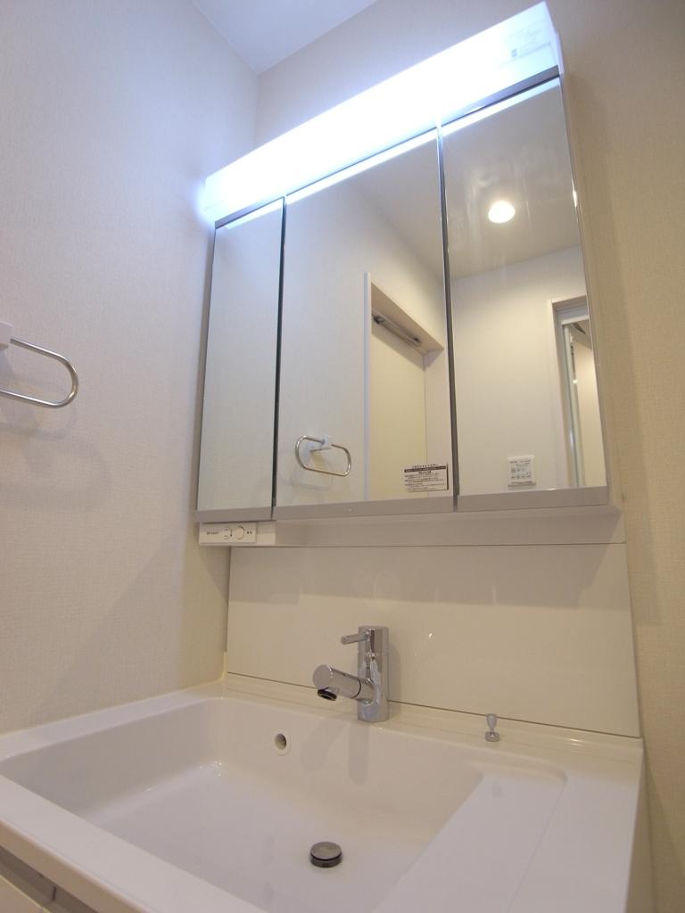 Wash basin, toilet. Indoor (11 May 2013) Shooting