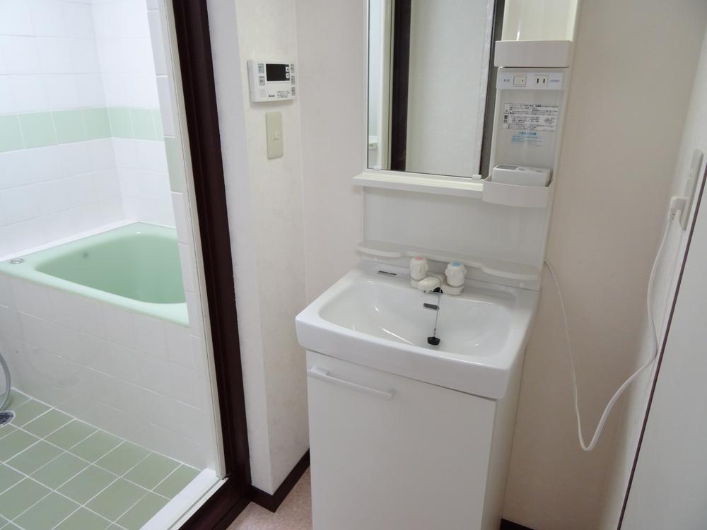 Wash basin, toilet. Indoor (11 May 2013) Shooting bathroom