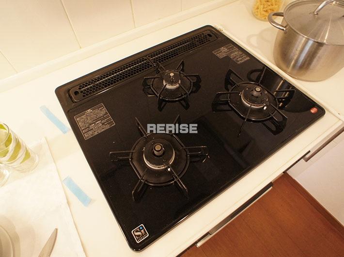 Kitchen. 3-neck is a gas stove equipped