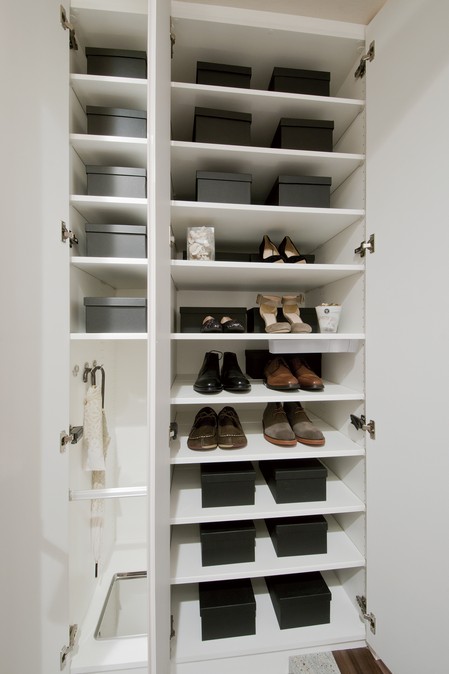 Entrance with a tall type footwear purse