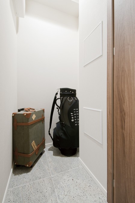 Entrance next to the closet storage