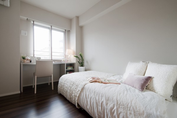 Directions to the model room (a word from the person in charge)