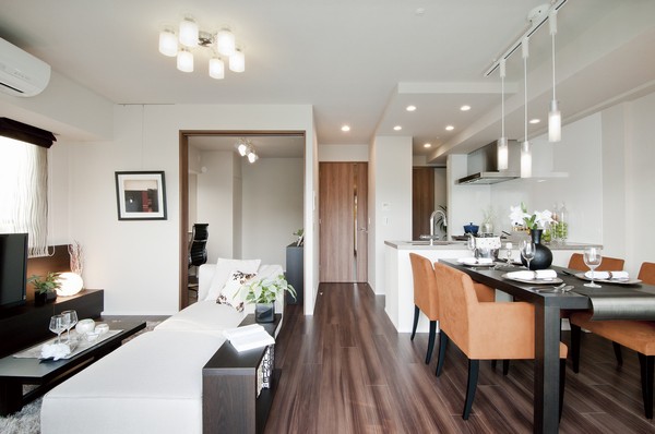 Building structure. "The room is a specification of the quality commitment packed. Dishwasher is standard specification of the kitchen, Back counter (cupboard) was the surprise of attached to all households. "living ・ Dining (building in the model room Type K)