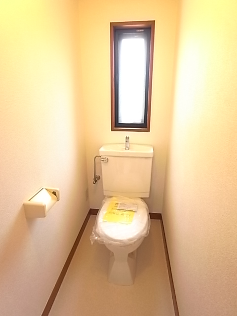 Toilet. ■ Bus toilet by