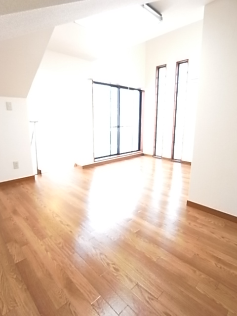 Living and room. ■ A bright room