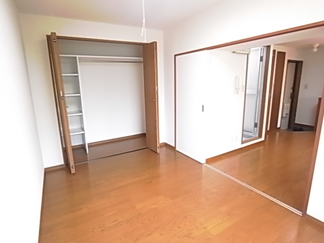 Living and room. ■ Western style room