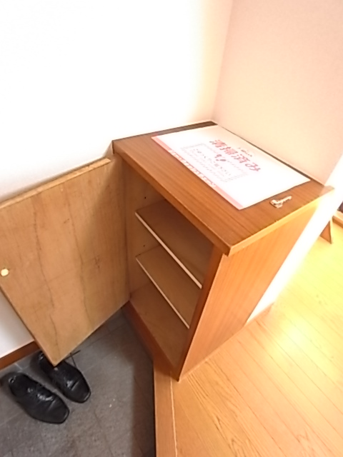 Entrance. ■ There cupboard