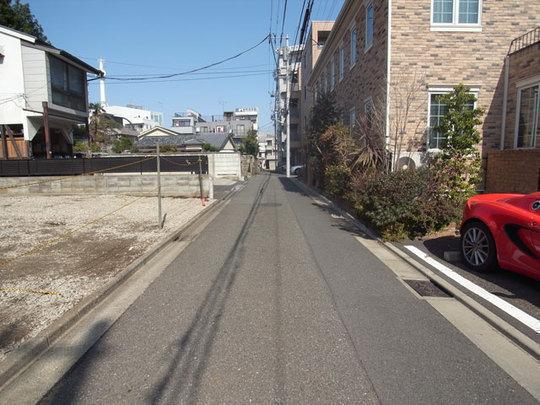 Local photos, including front road. Front road 4m