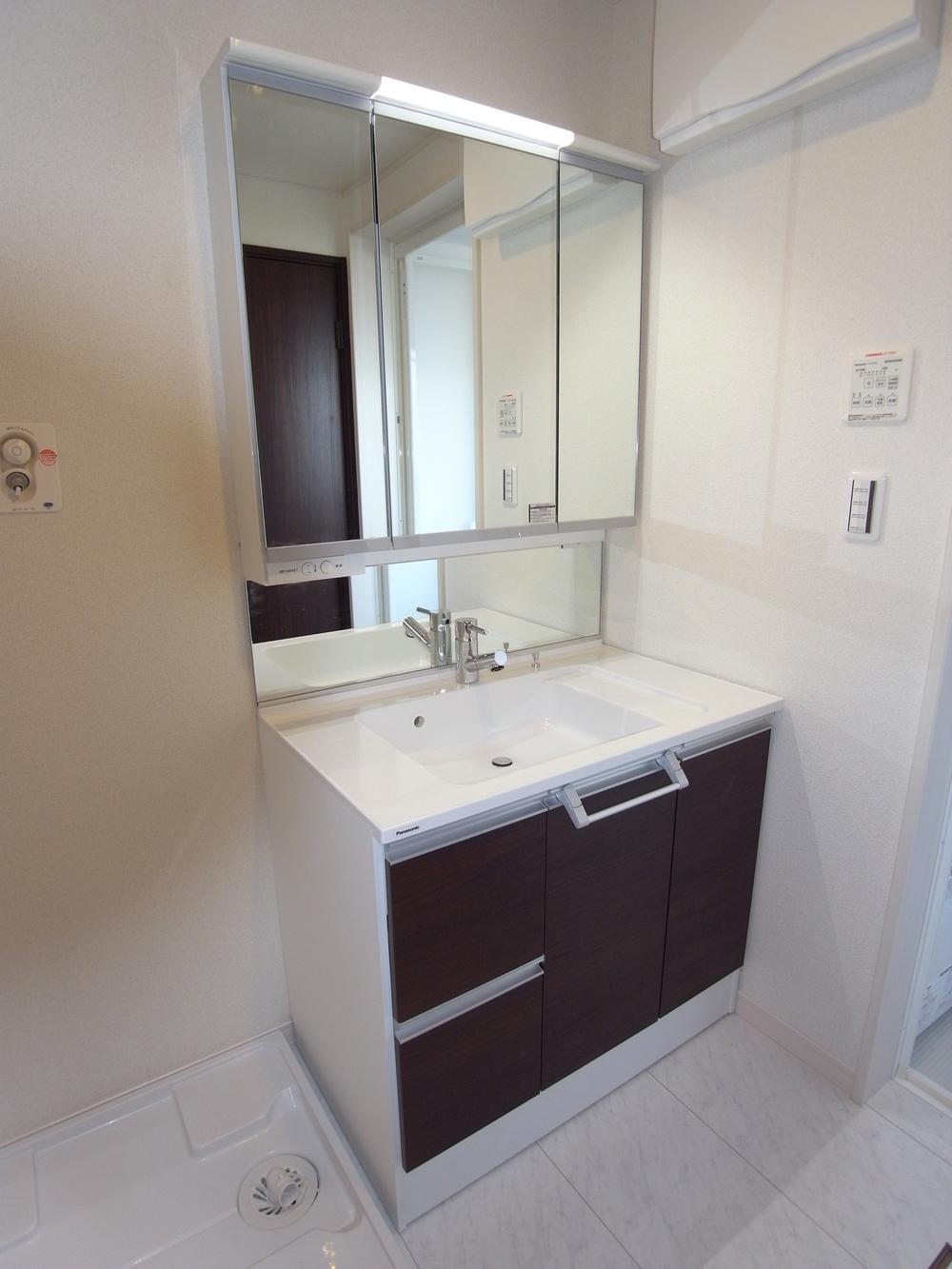 Wash basin, toilet. Interior