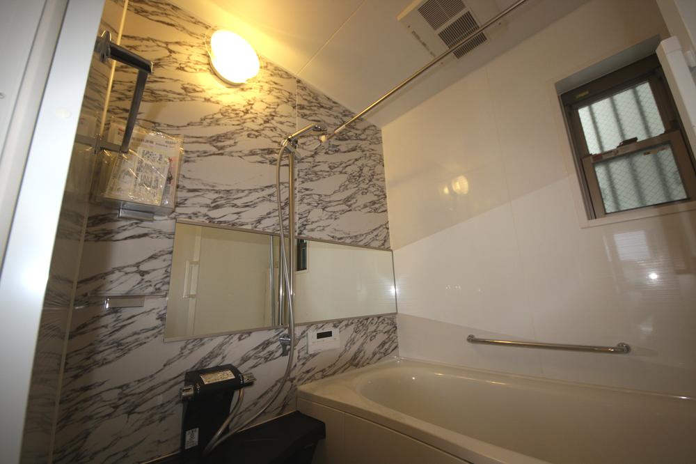 Bathroom. TOTO1 pyeong type thermos tub